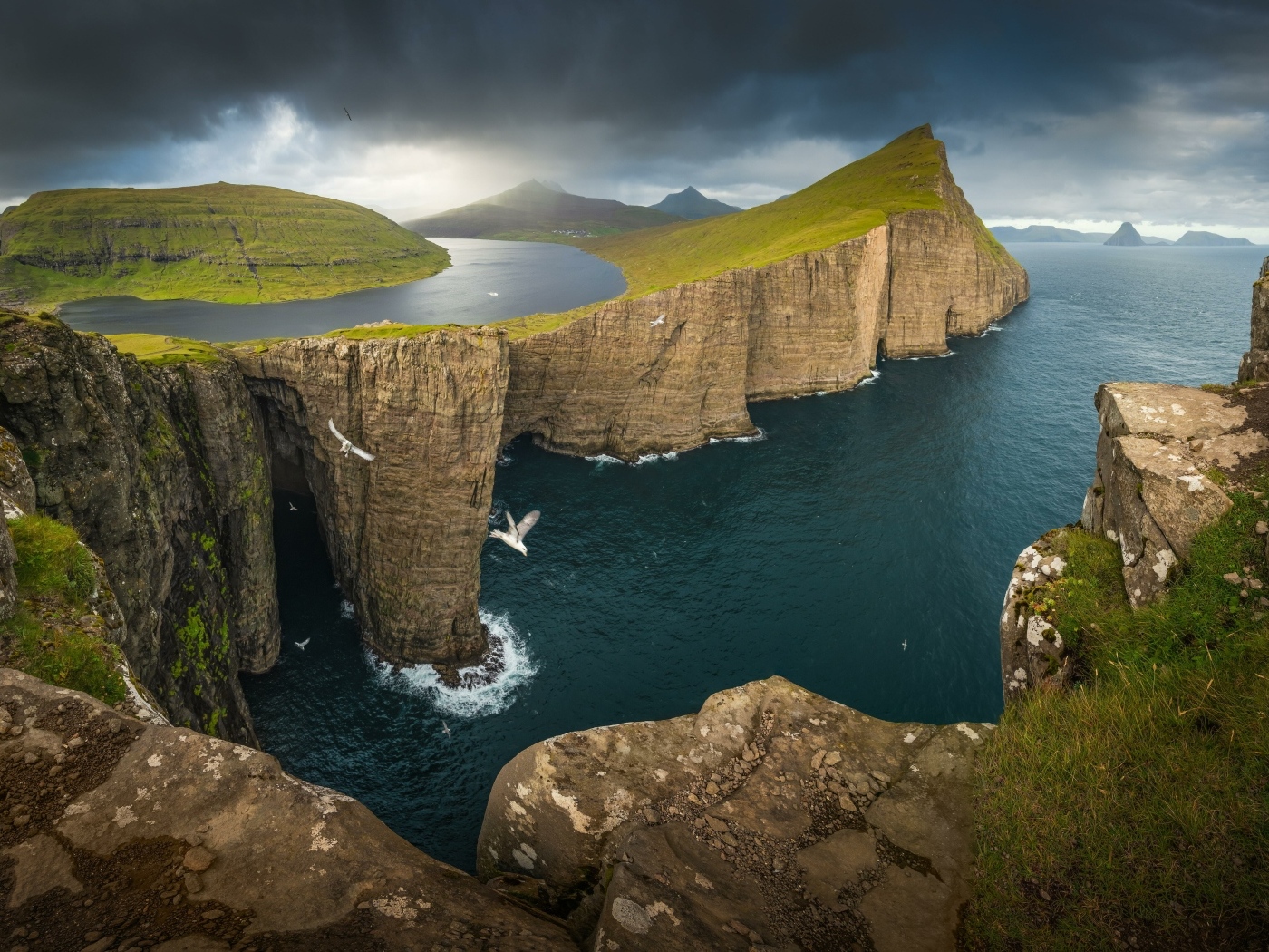 Красивый вид на утесы и реку, Исландия