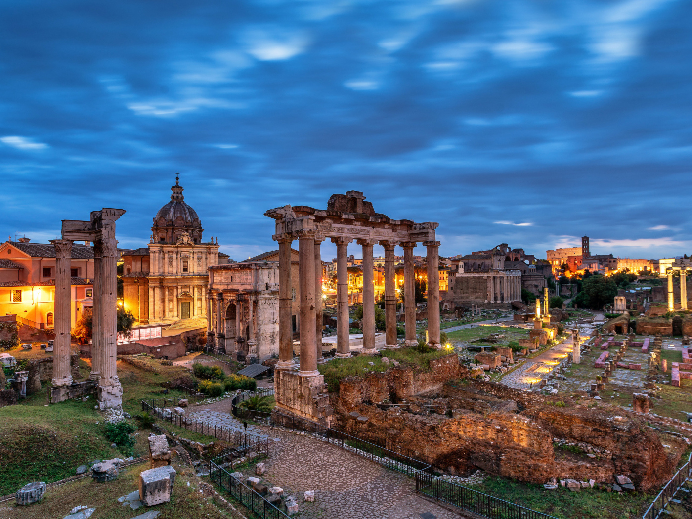 Руины старого Рима в сумерках, Италия