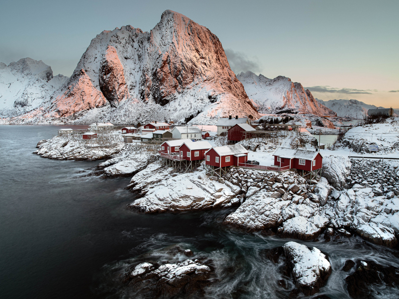 Покрытые снегом дома и гора у воды, Норвегия Лофотенские острова