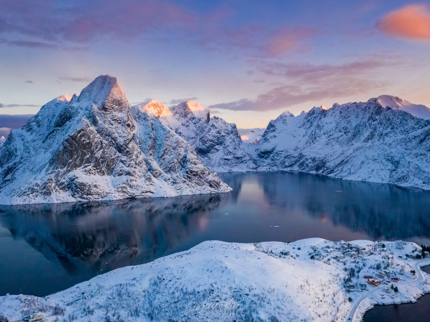 Покрытые снегом горы Лофотенских островов, Норвегия
