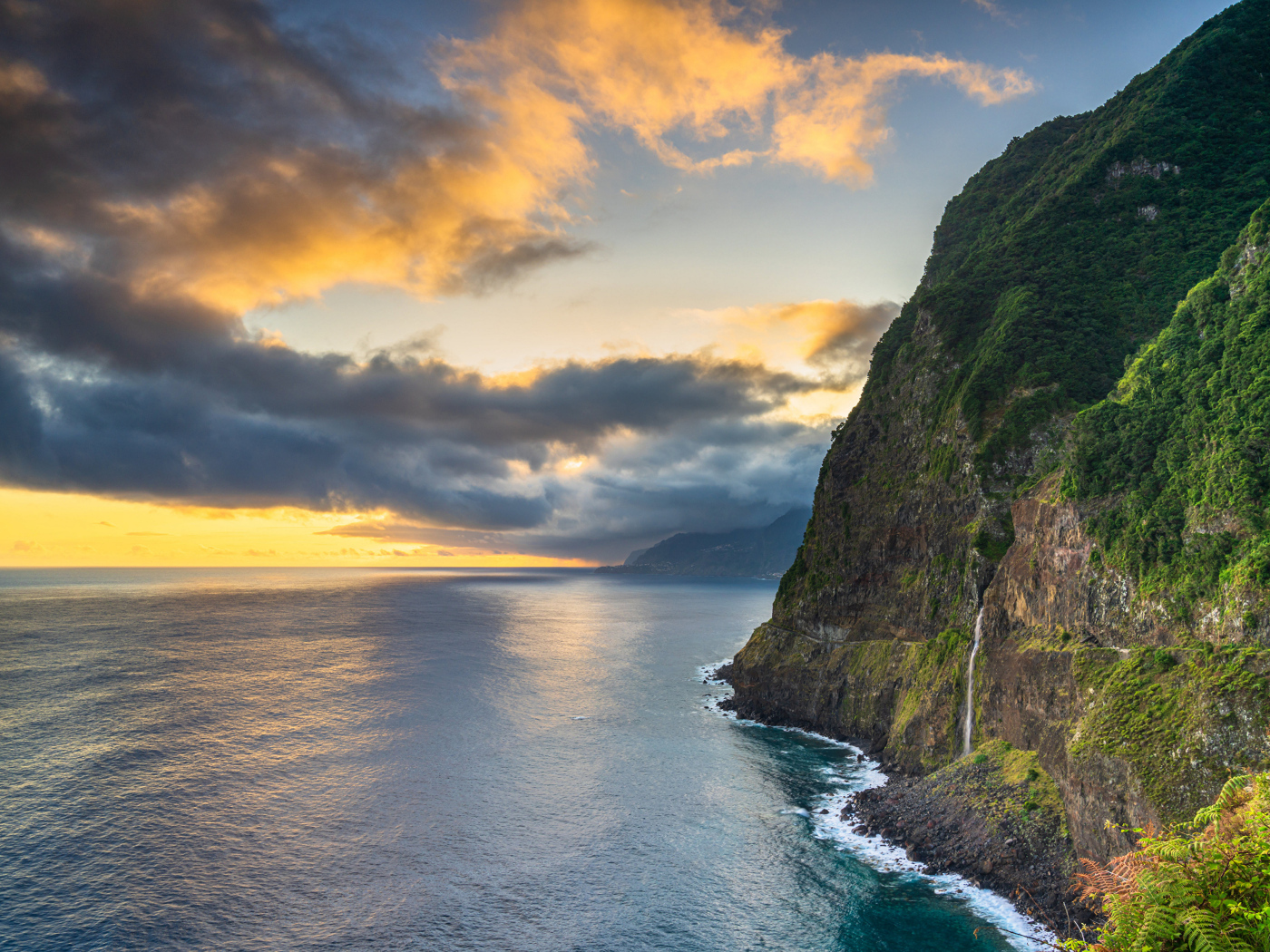 Красивое небо над морем у скал на побережье Мадейра, Португалия