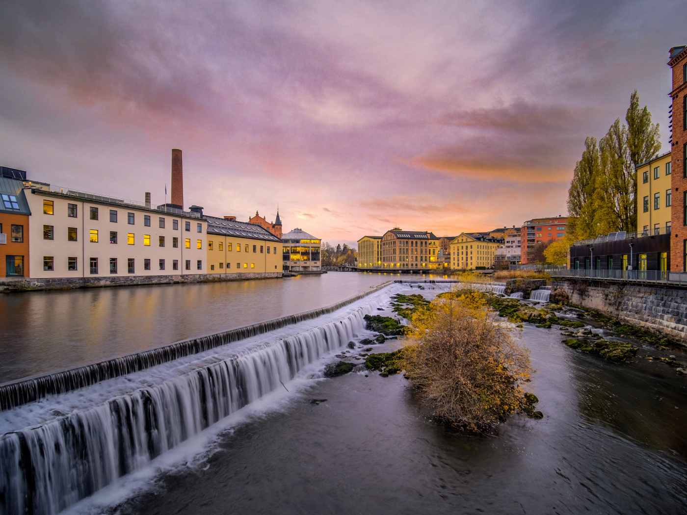 Дома у реки в городе Норрчёпинг, Швеция