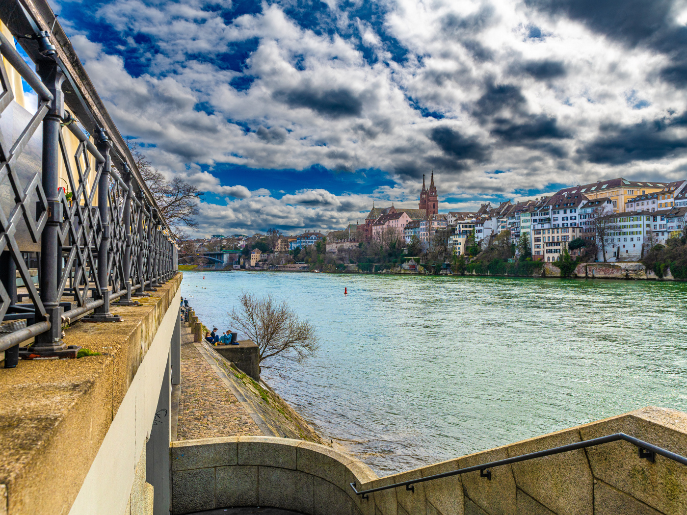 Красивый вид на старую набережную у реки, Швейцария