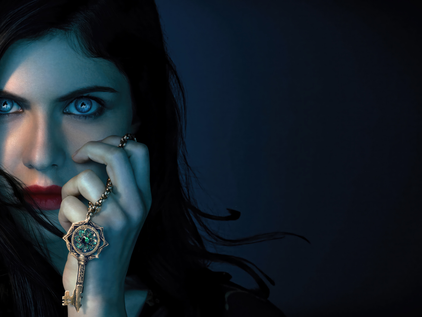 Красивые голубые глаза у актрисы Александры Даддарио