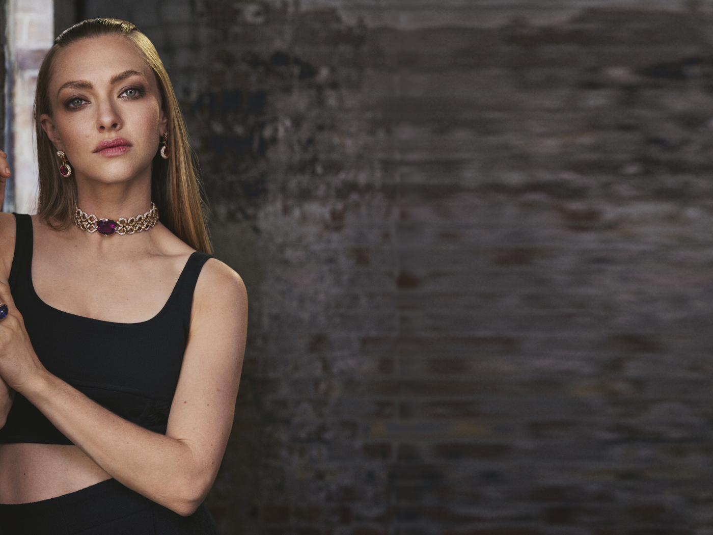 Актриса Аманда Сайфред на фоне кирпичной стены