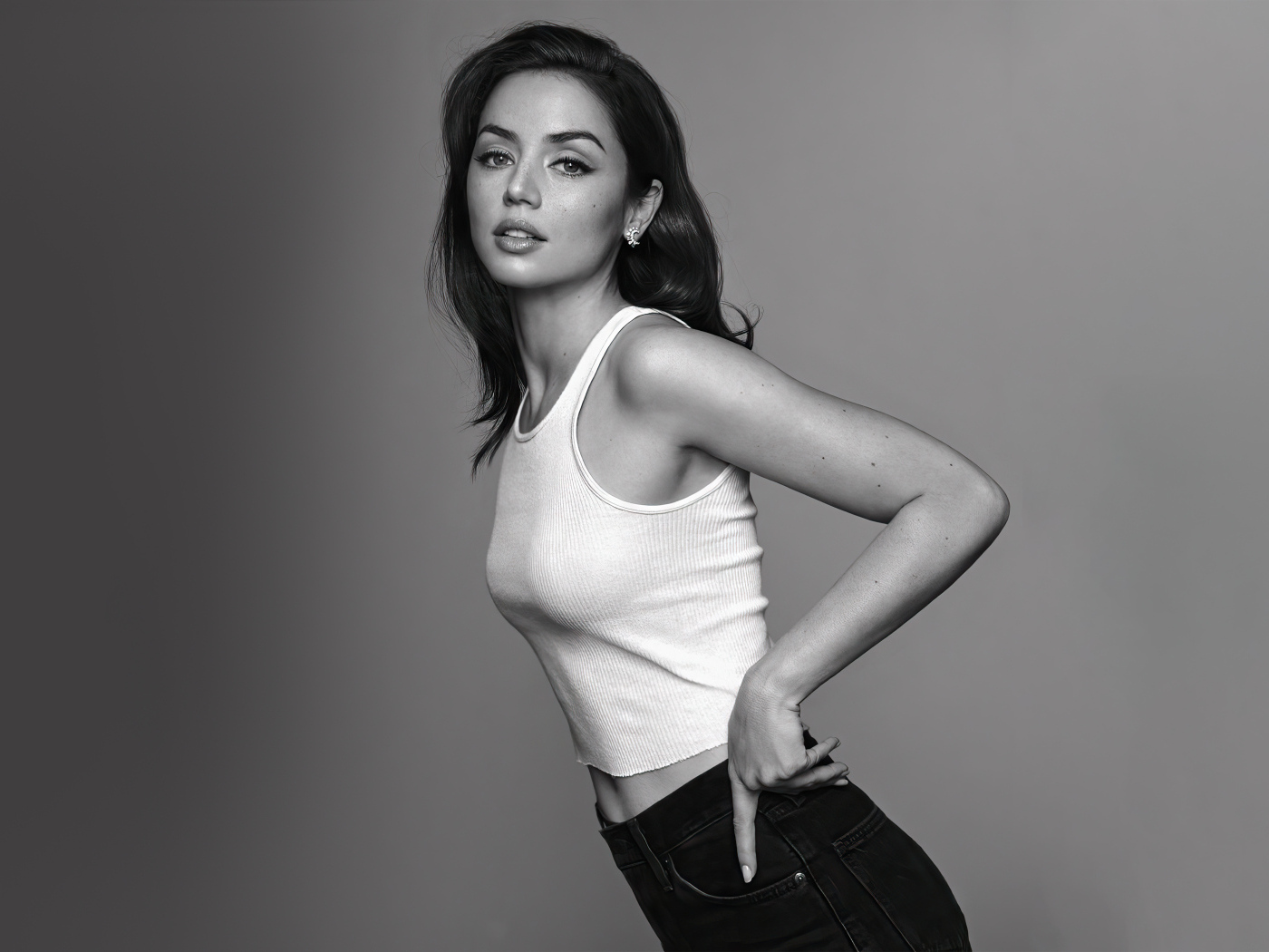 Актриса Ана де Армас в белой майке на сером фоне