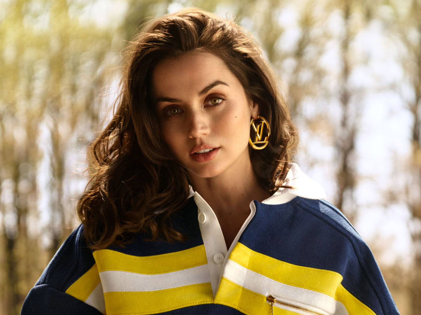 Актриса Ана де Армас с красивыми сережками