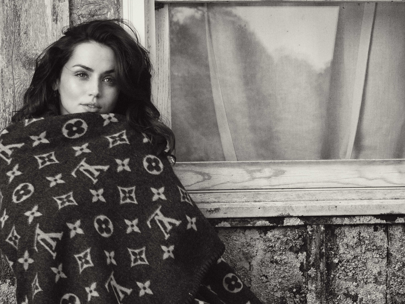 Актриса Ана де Армас укуталась пледом