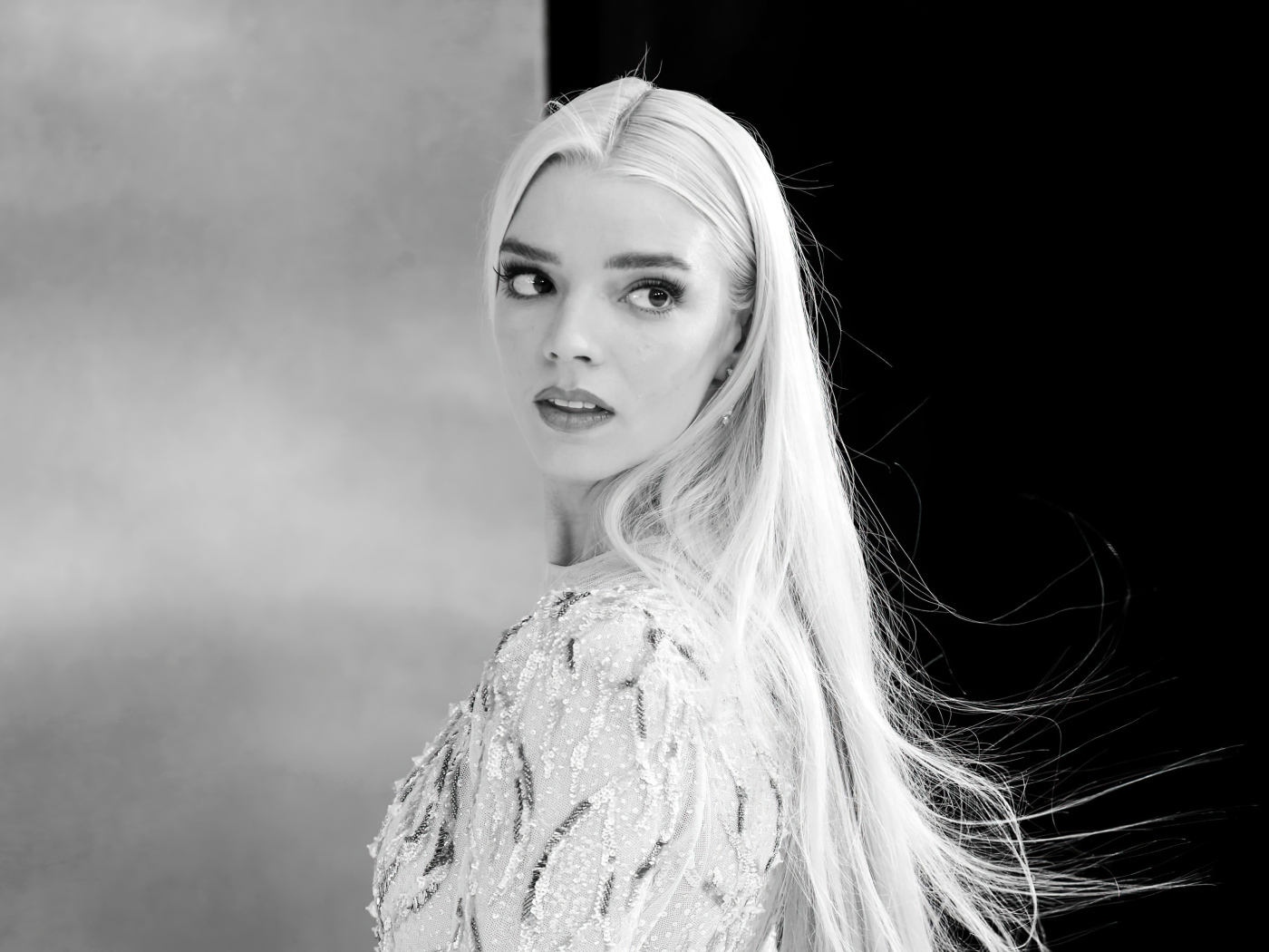 Актриса Аня Тейлор-Джой черно-белое фото