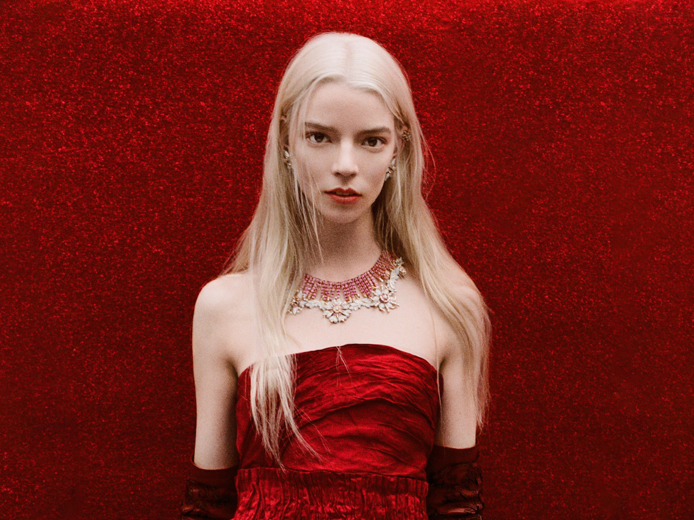 Актриса Аня Тейлор-Джой на красном фоне