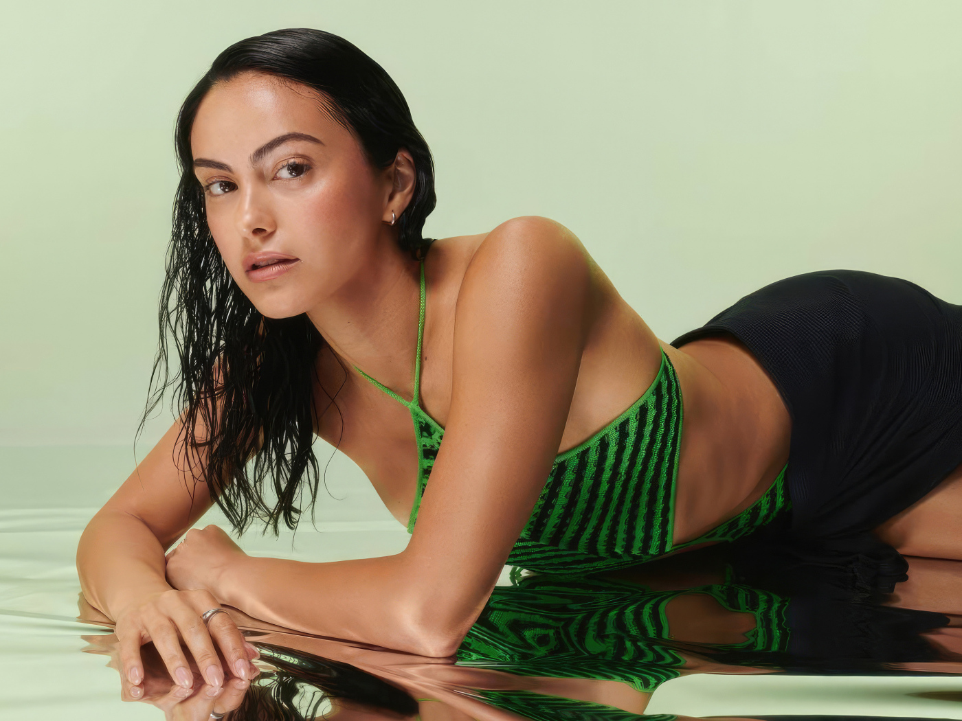 Актриса Камила Мендес лежит на полу