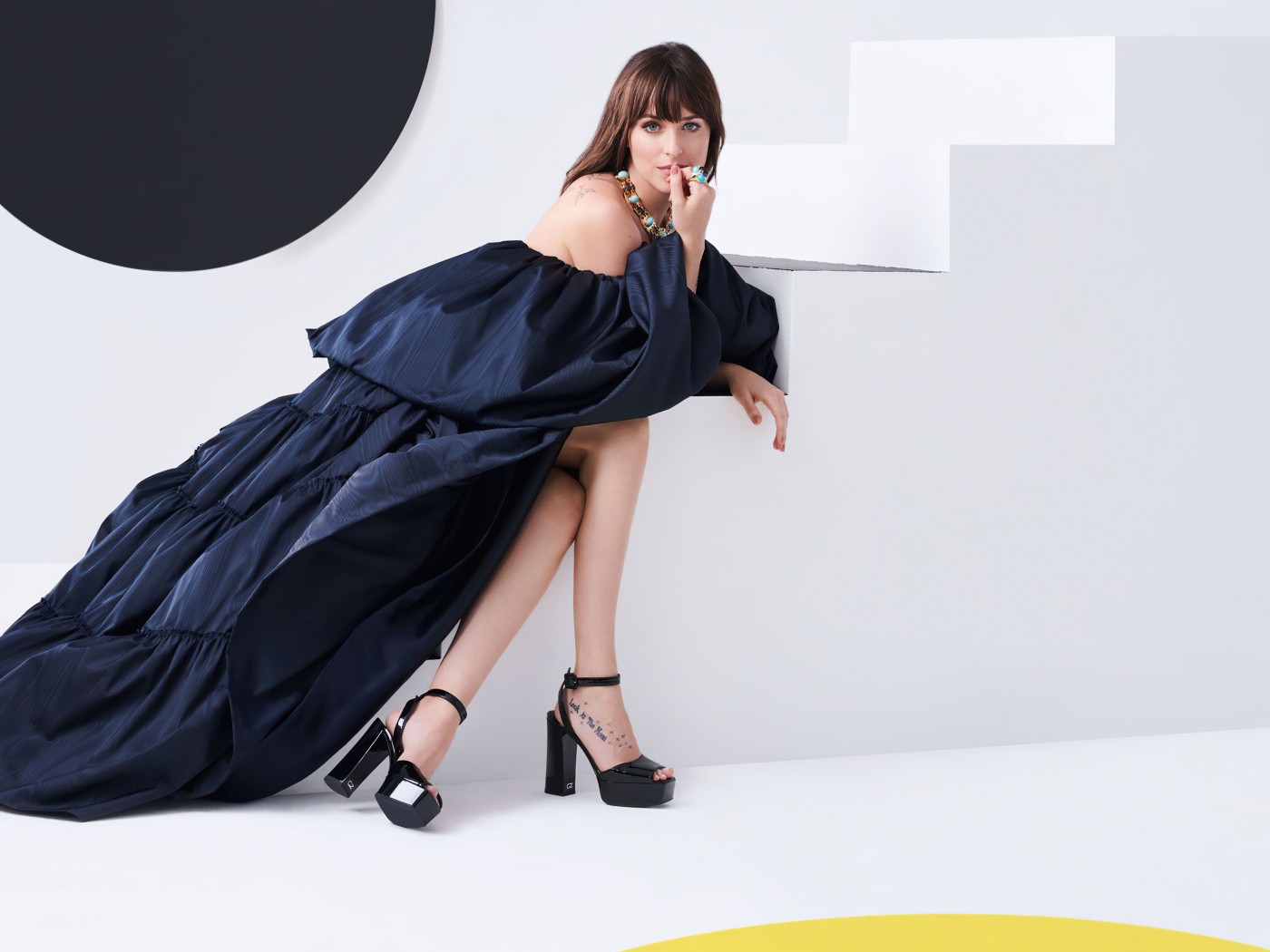 Актриса Дакота Джонсон в красивом черном платье