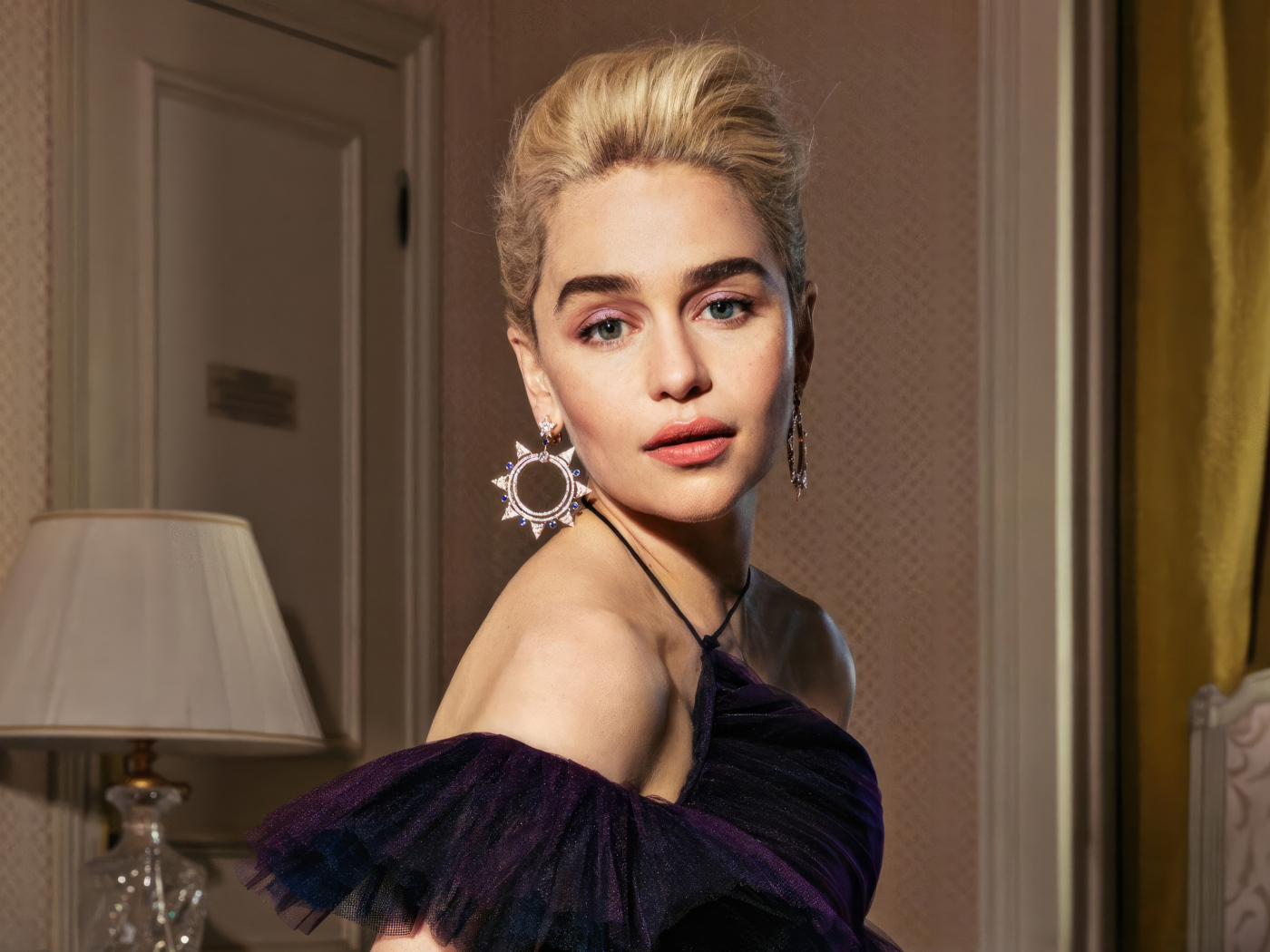 Актриса Эмилия Кларк стоит в комнате