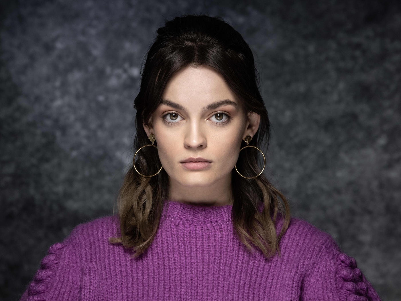 Актриса Эмма Маки на сером фоне