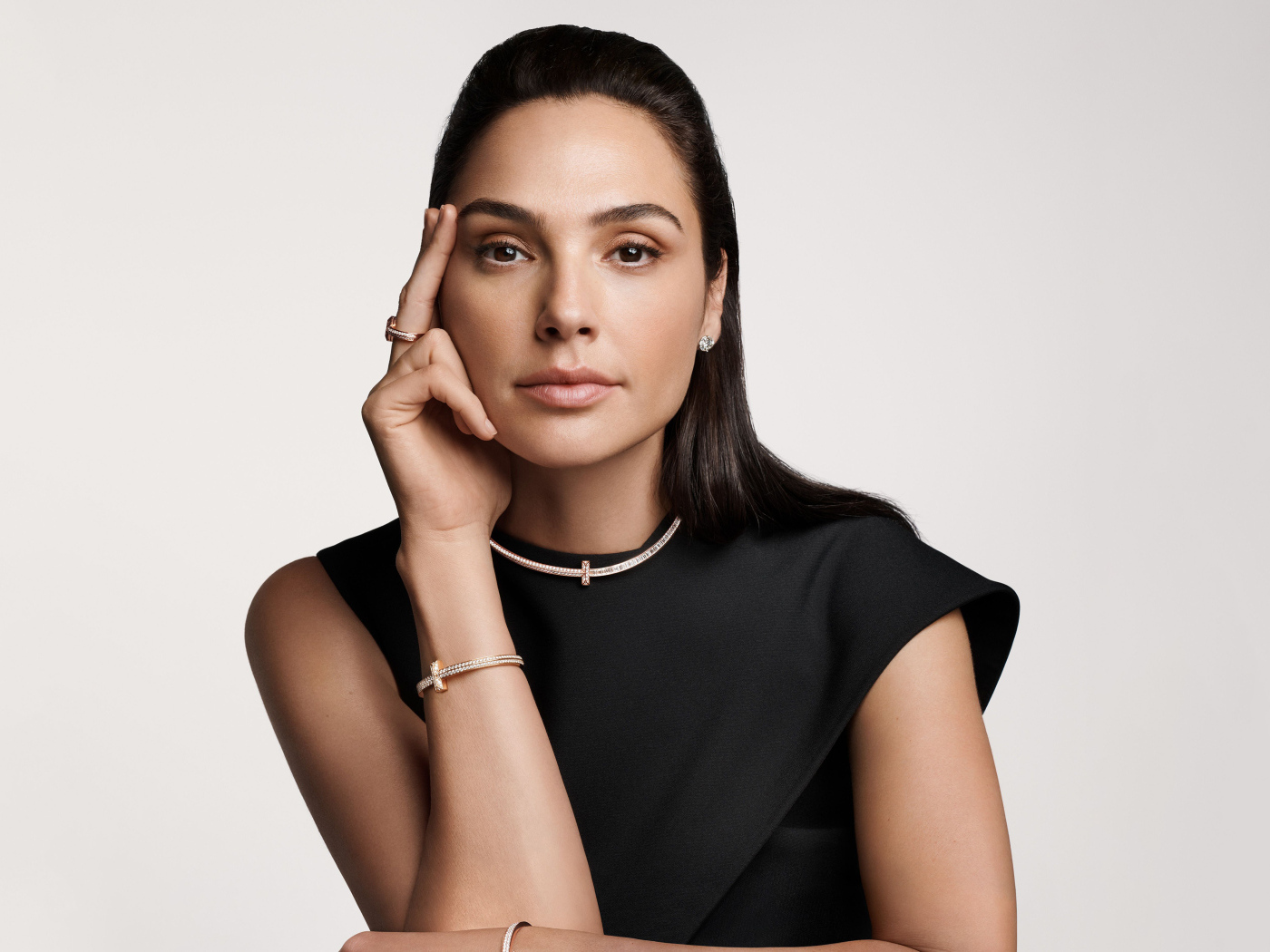 Актриса Галь Гадот в черном платье