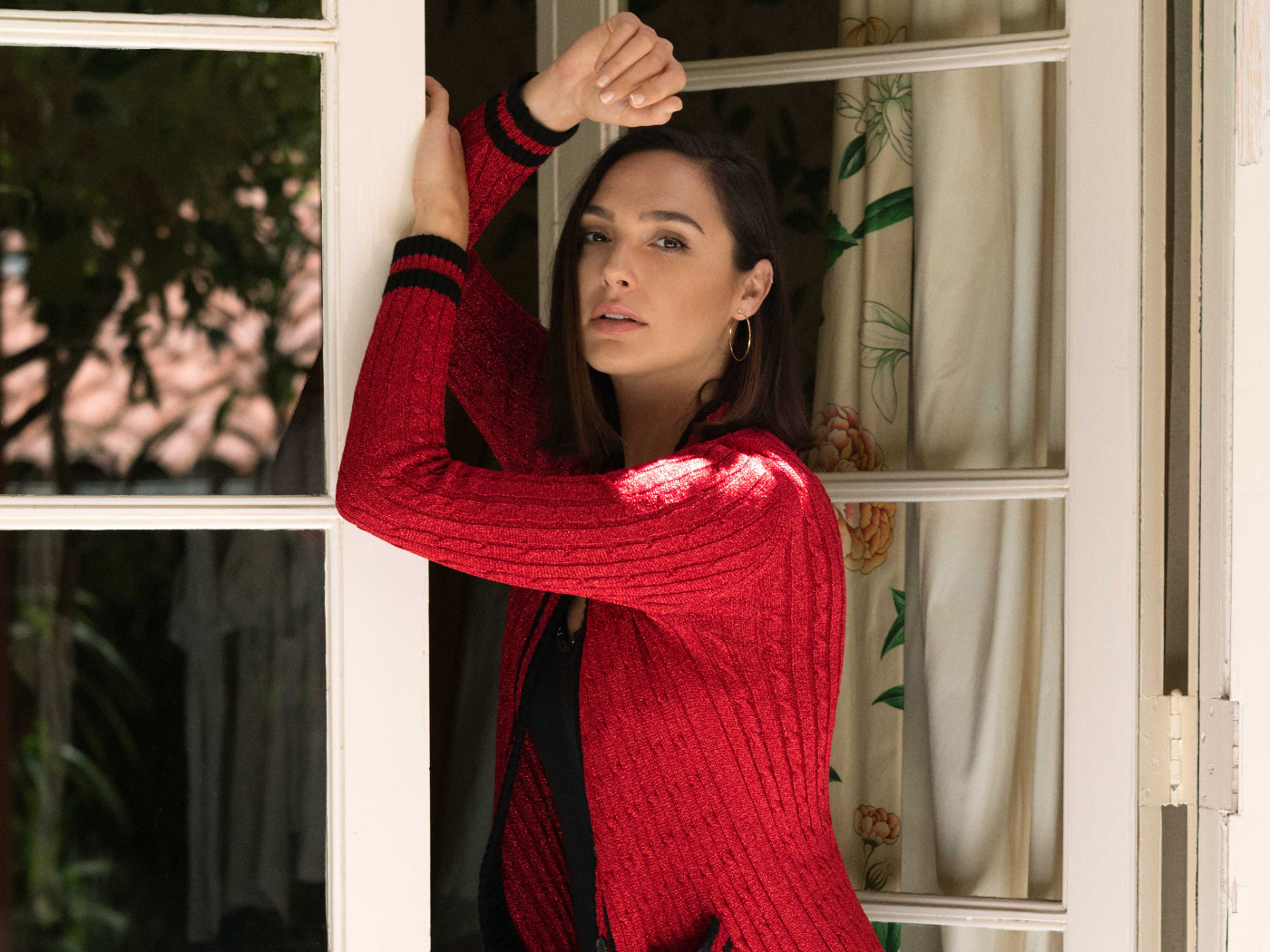 Актриса Галь Гадот стоит у окна