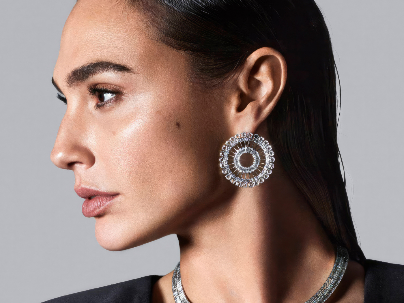 Красивые серьги у актрисы Галь Гадот