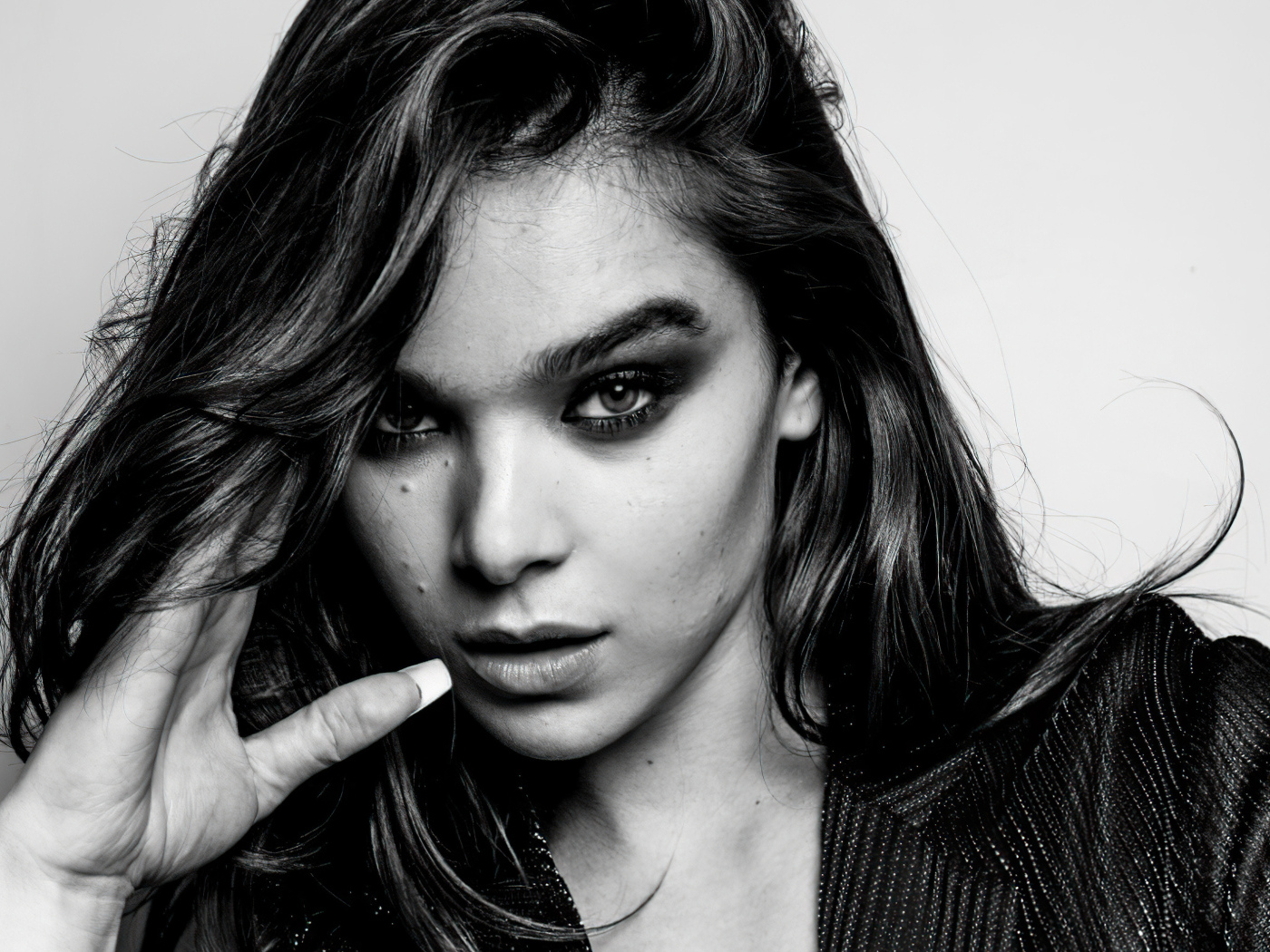 Actress Hailee Steinfeld black and white photo