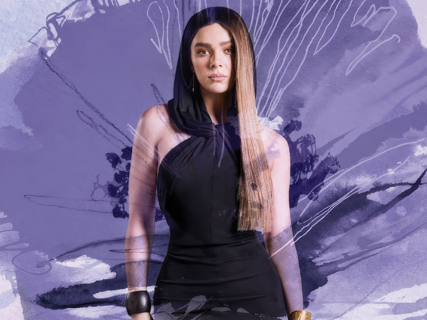 Актриса Хейли Стайнфелд на фоне рисунка на стене