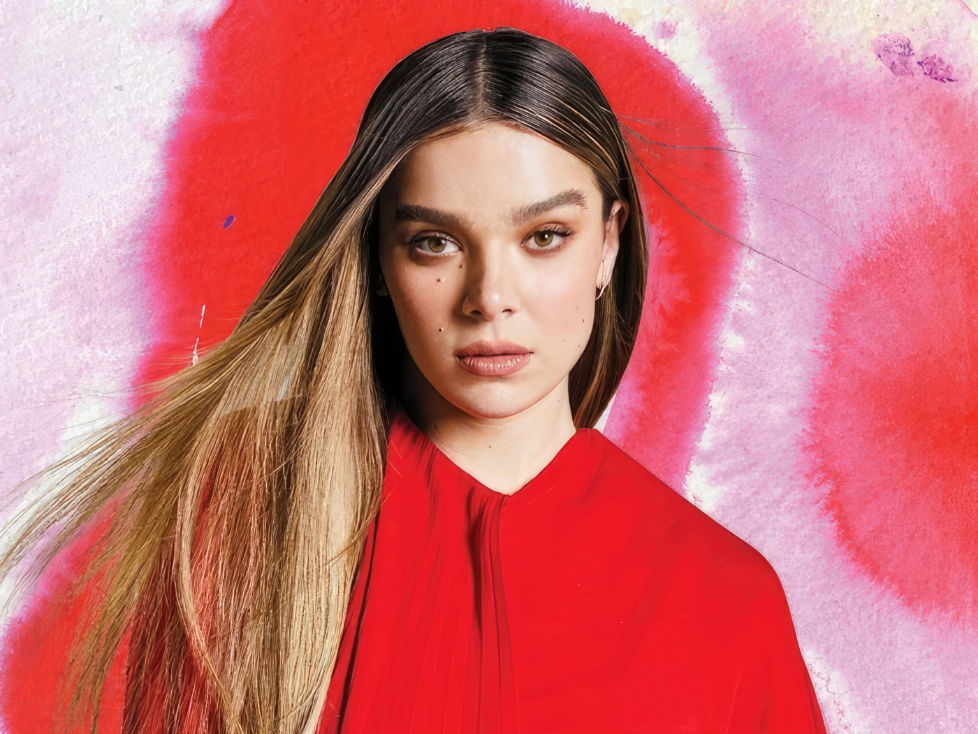 Актриса Хейли Стайнфелд на красном фоне