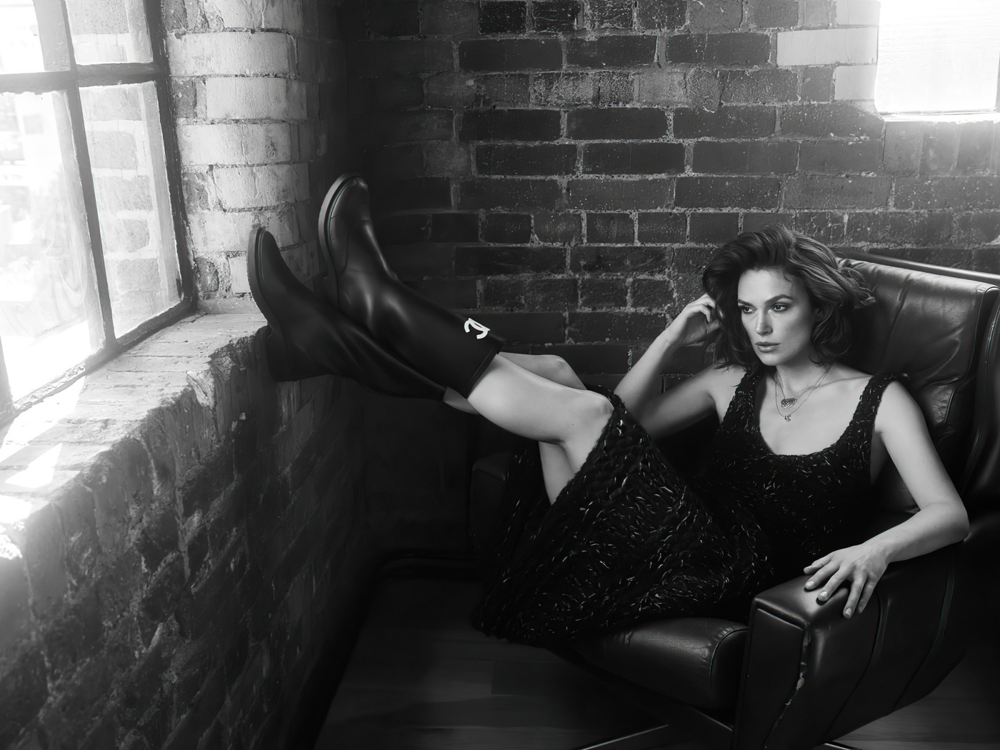 Актриса Кира Найтли лежит в кресле у стены