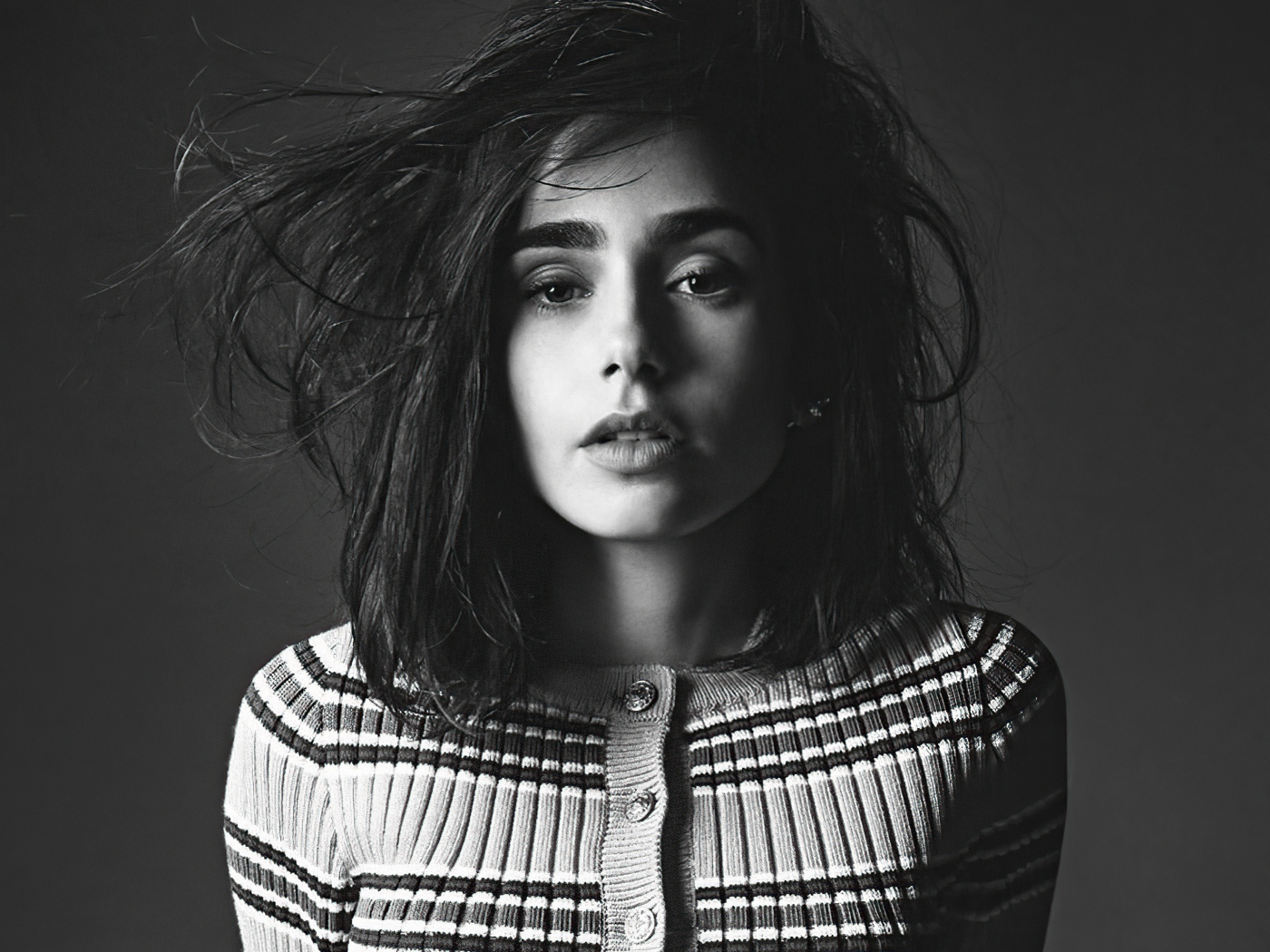 Актриса Лили Коллинз черно-белое фото