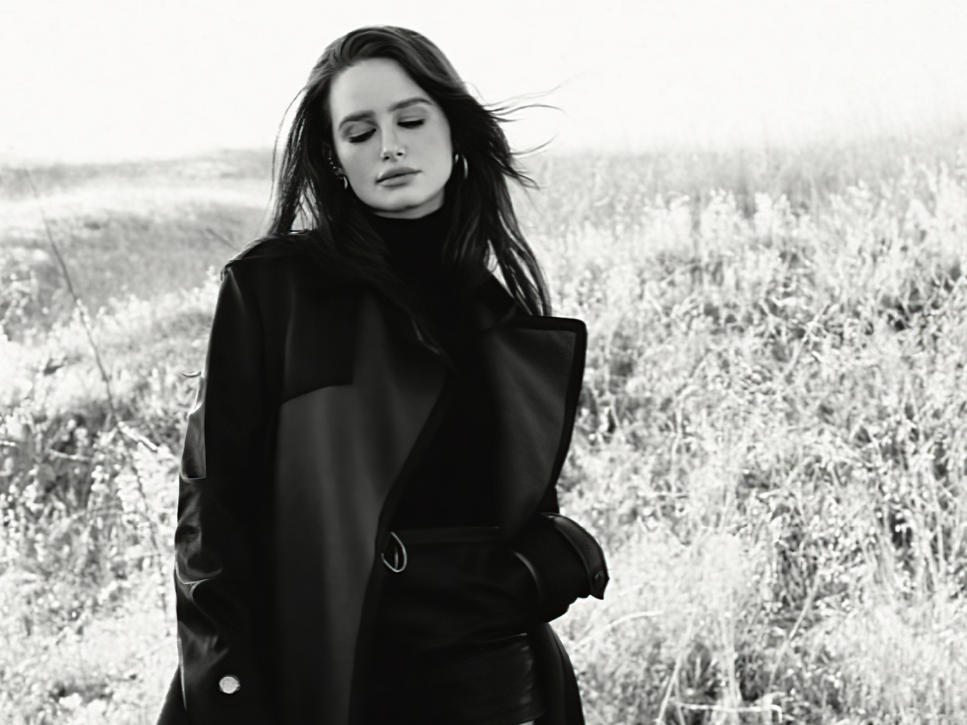 Актриса Мэделин Петш в черном пальто