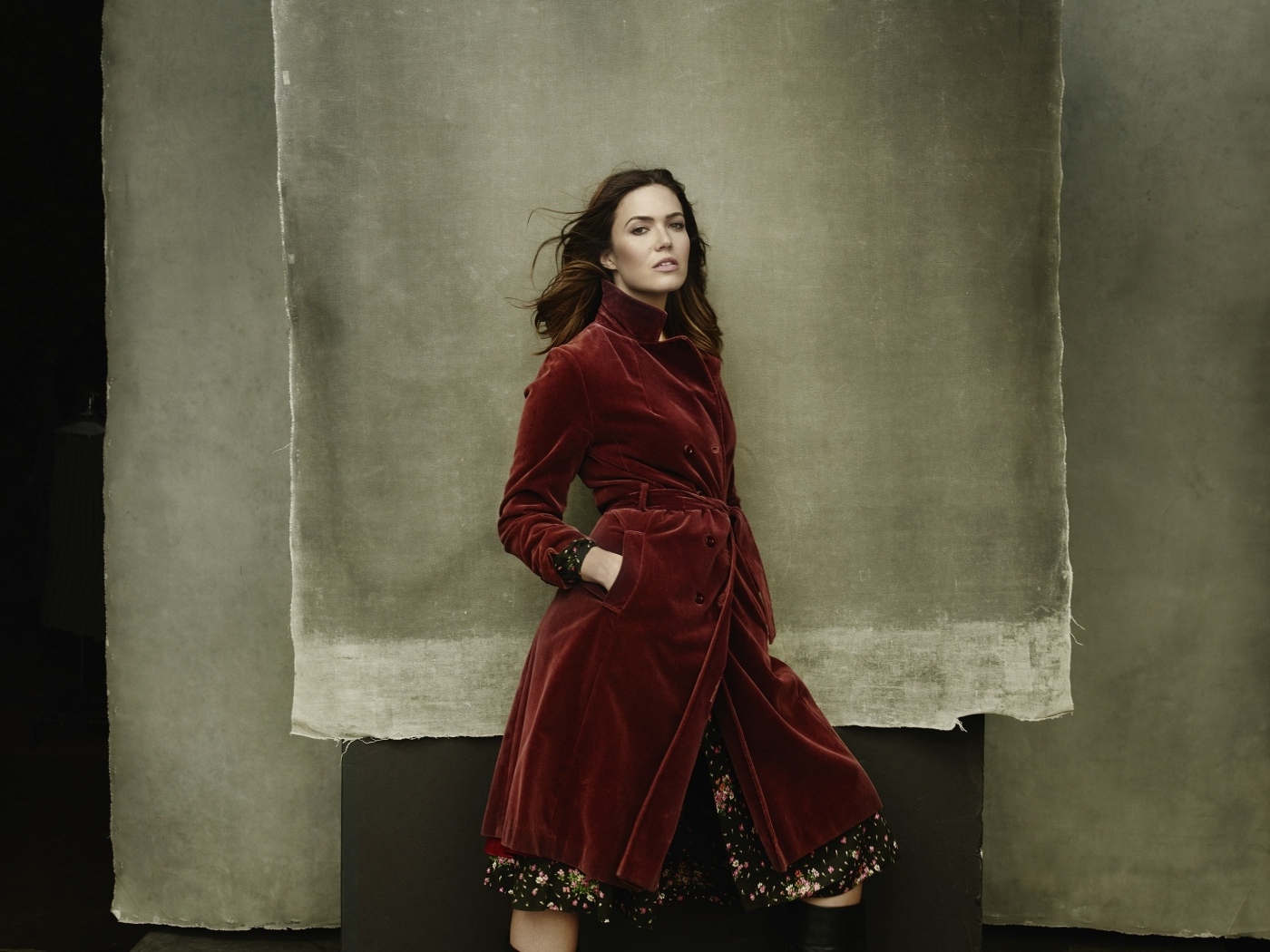 Актриса Мэнди Мур в красном пальто