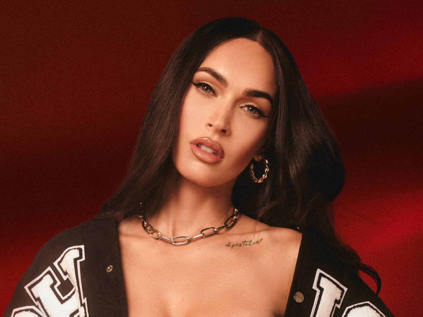 Актриса Меган Фокс на красном фоне