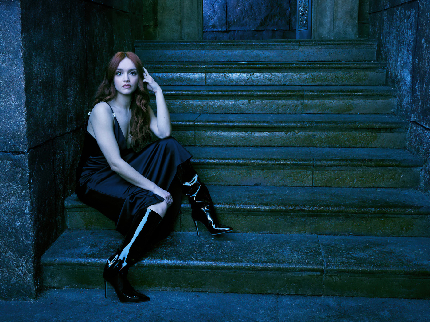 Актриса Оливия Кук сидит на ступеньках