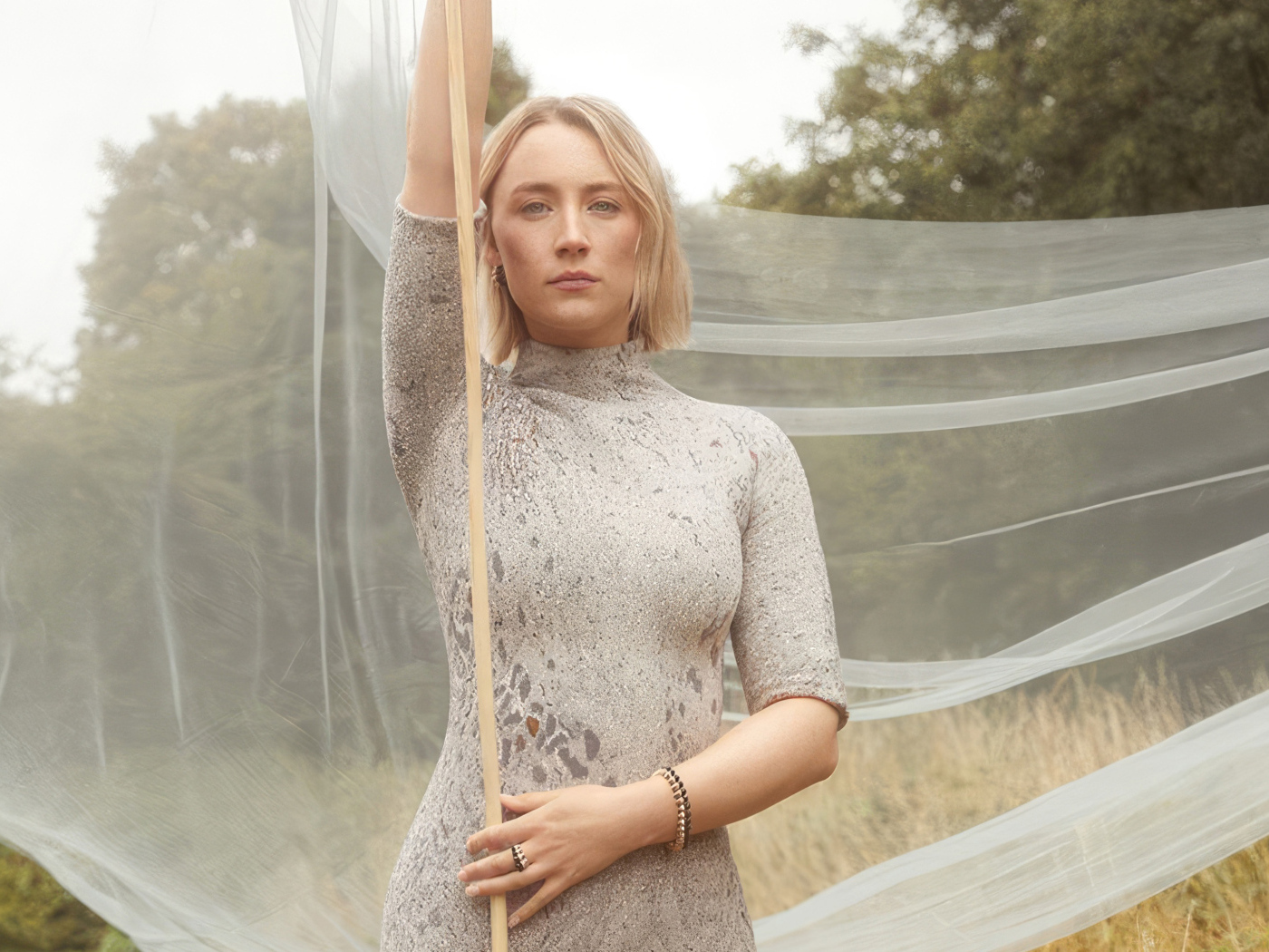 Актриса Сирша Ронан с белой тканью