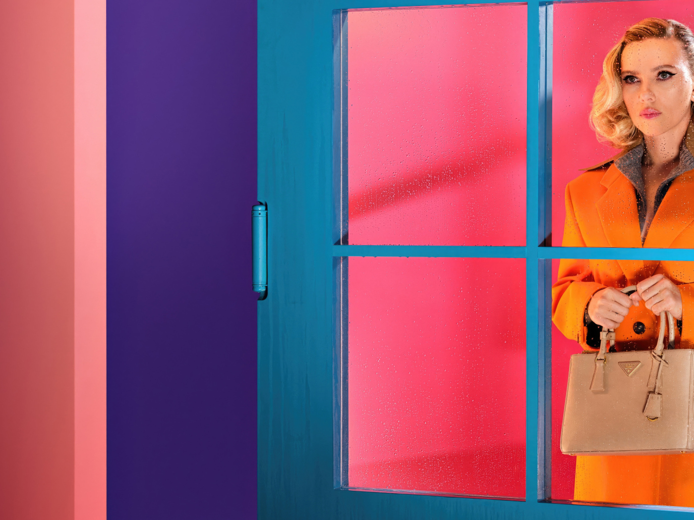 Актриса Скарлетт Йоханссон стоит у двери