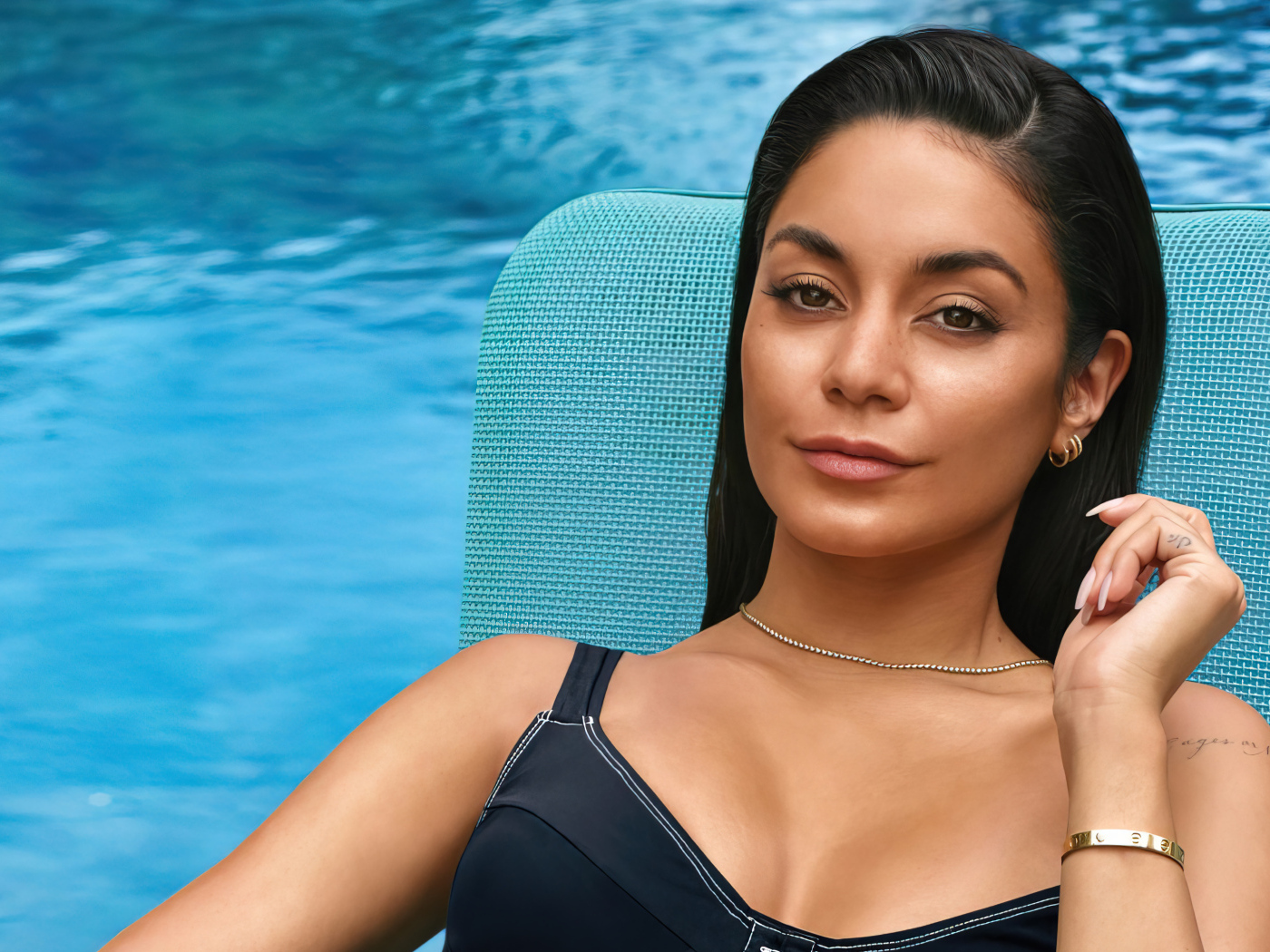 Актриса Ванесса Хадженс сидит у бассейна