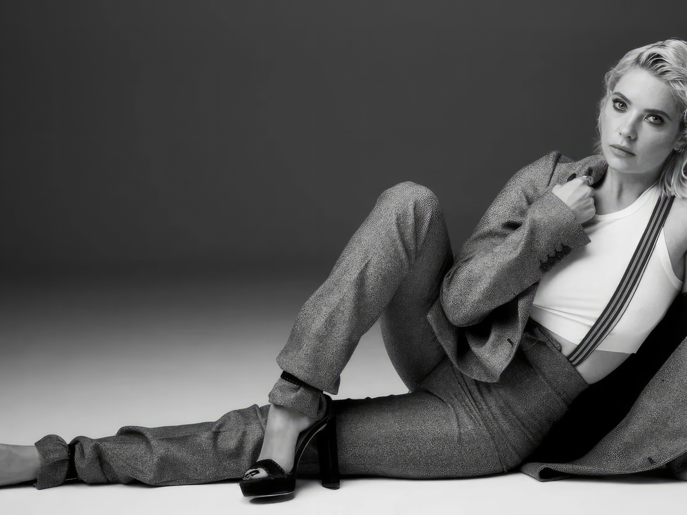 Американская актриса Эшли Бенсон в костюме лежит на полу