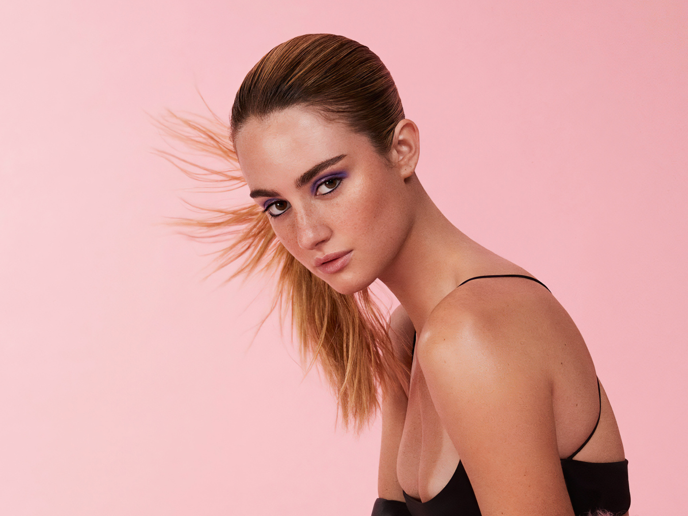 Американская актриса Грэйс Ван Дин на розовом фоне