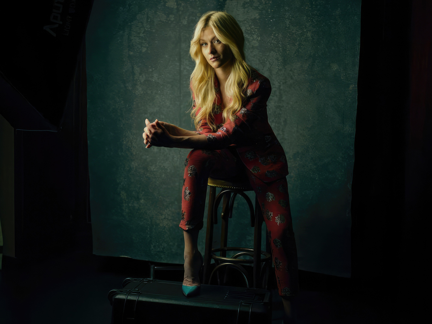 Американская актриса Кэтрин Макнамара в костюме