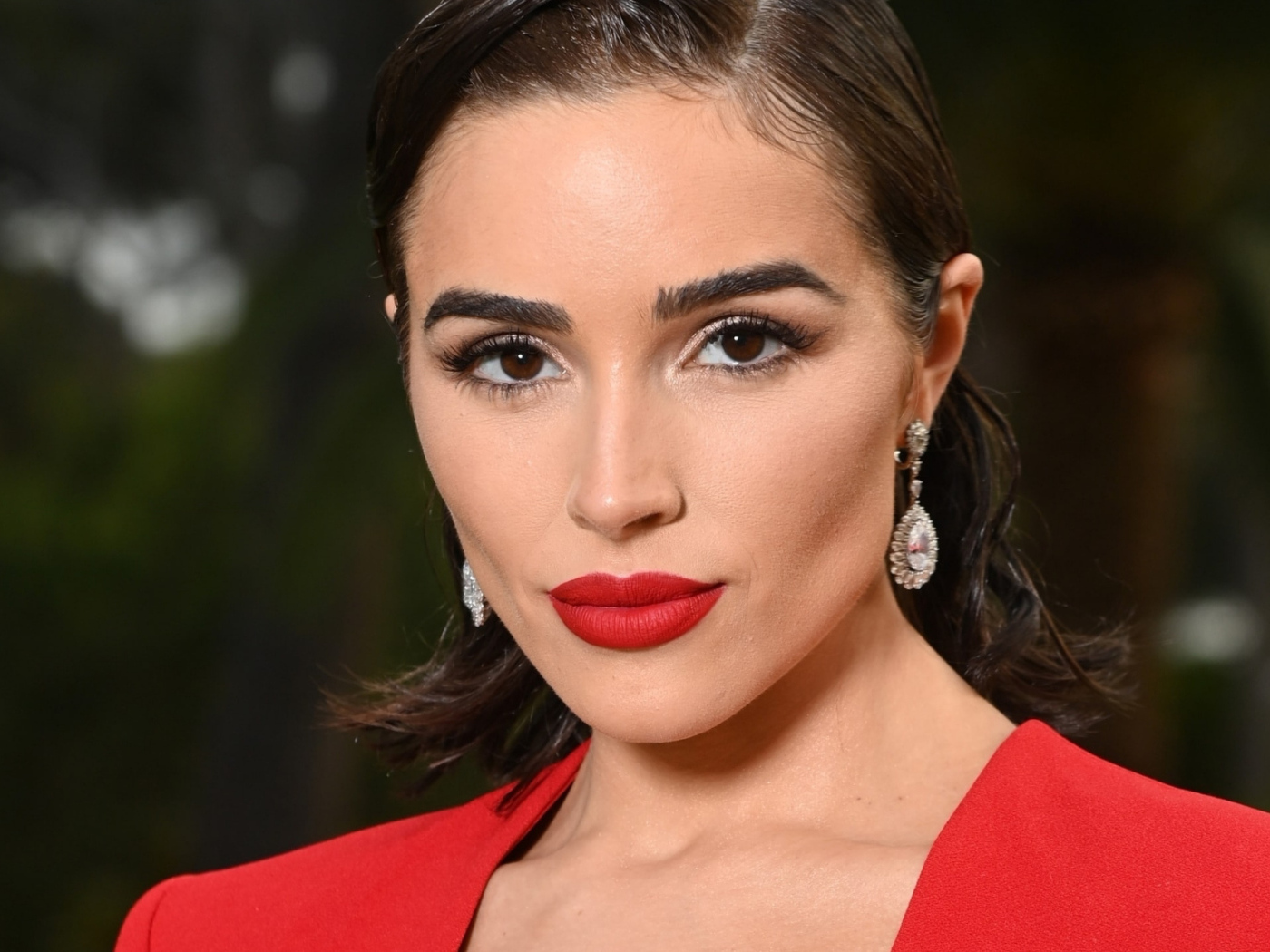 Американская актриса Оливия Калпо в красном наряде