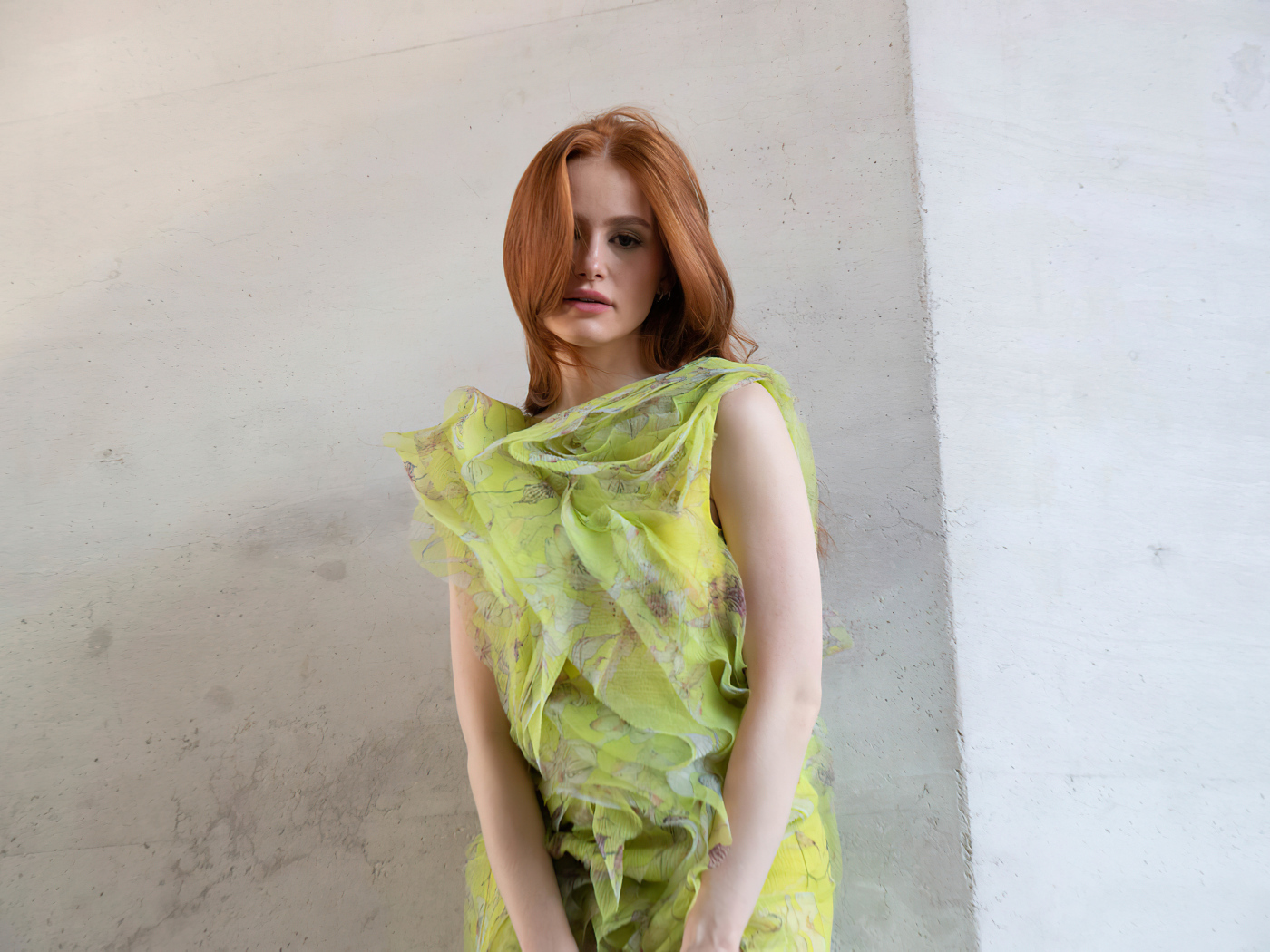 Американская рыжеволосая актриса Мэделин Петш у стены