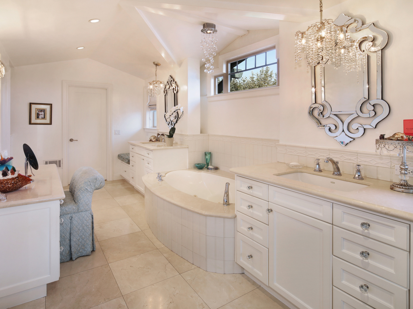 Ванная комната с белой мебелью и зеркалом