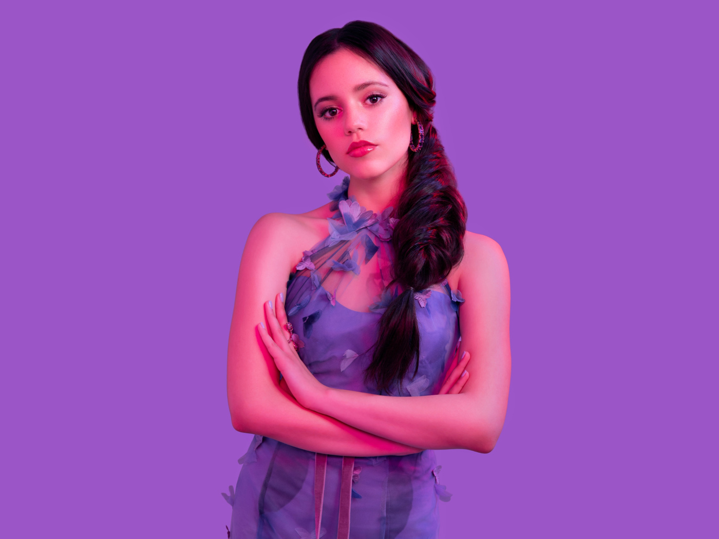 Красивая Дженна Ортега на фиолетовом фоне