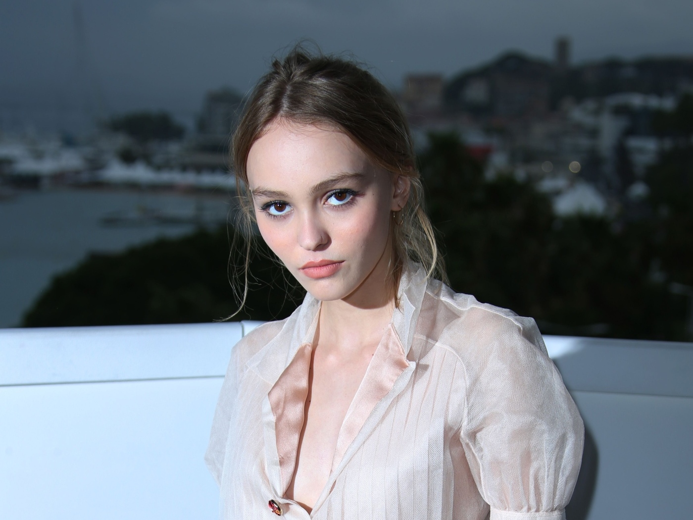 Красивая кареглазая девушка Лили-Роуз Мелоди Депп