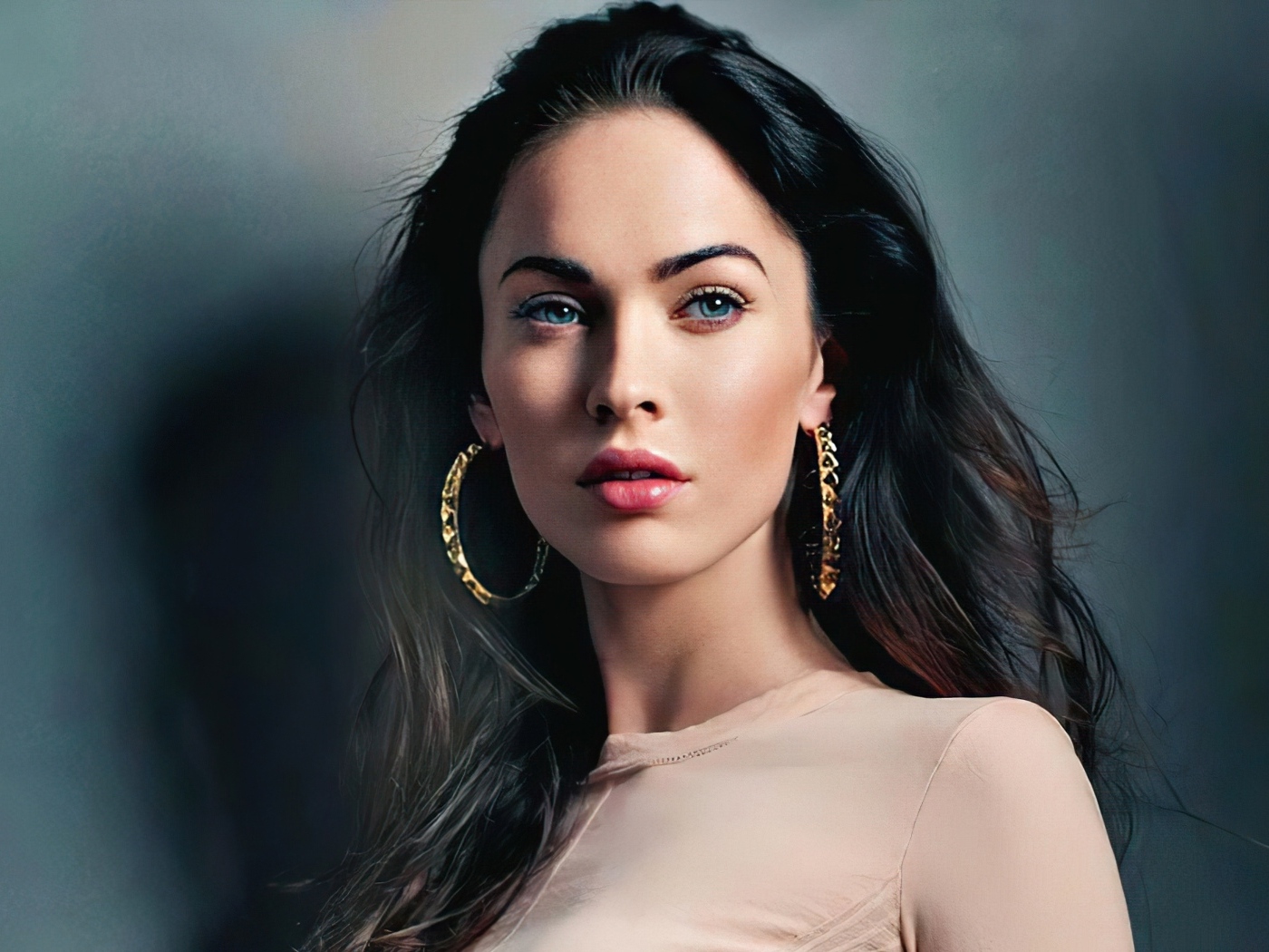 Красивая брюнетка актриса Меган Фокс