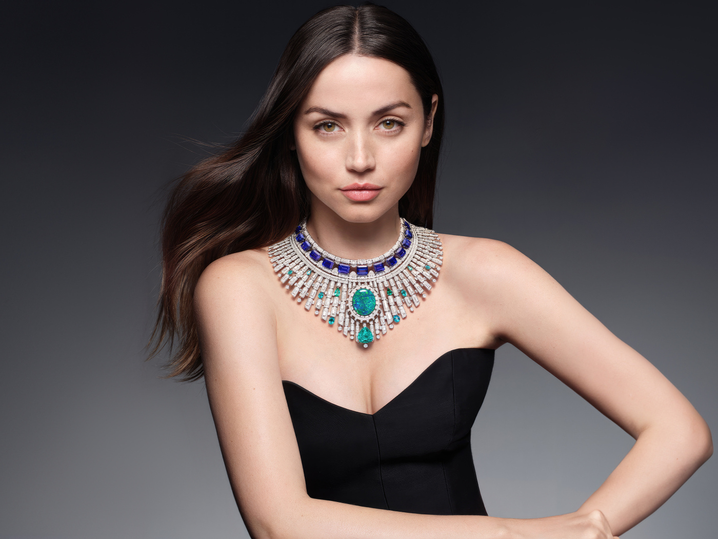 Красивое дорогое украшение на шее актрисы Ана де Армас