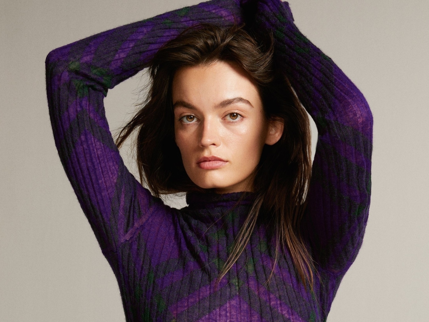 Красивая девушка актриса Эмма Маки в свитере