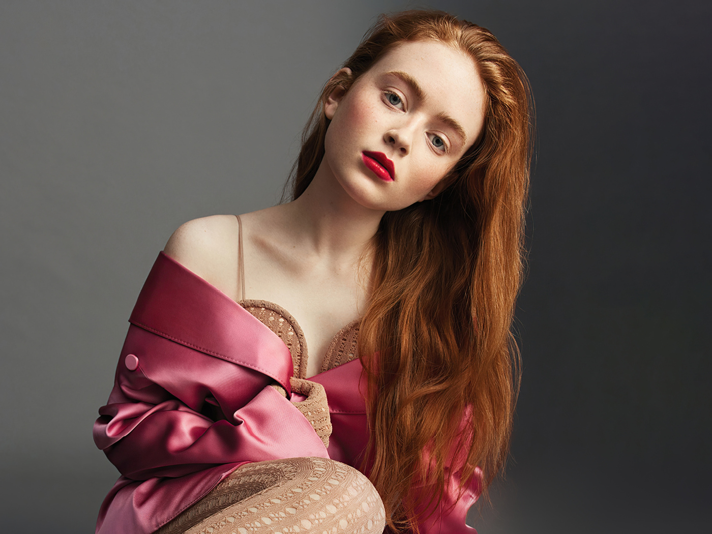 Красивая рыжеволосая девушка Сэди Синк на сером фоне