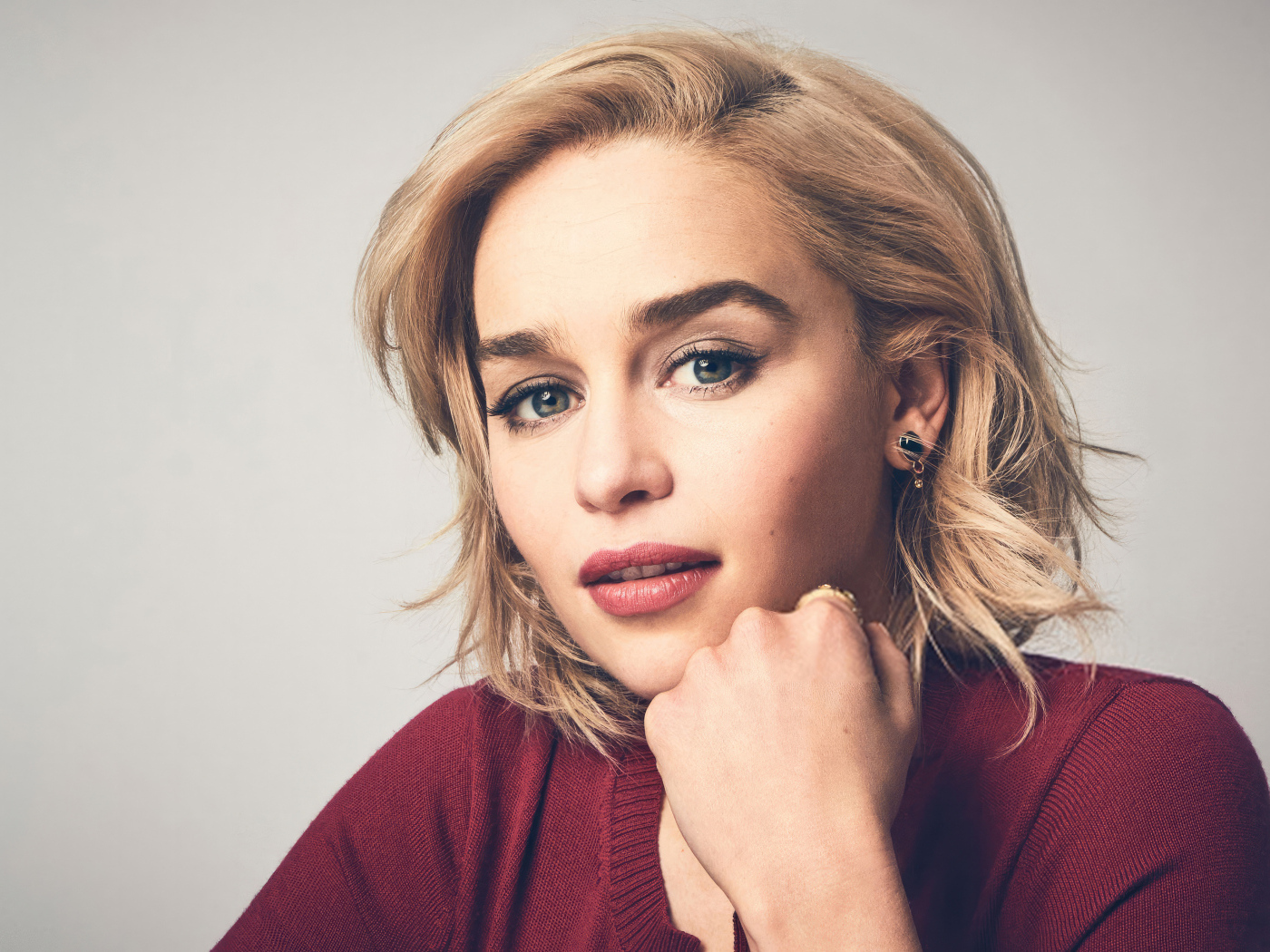 Британская актриса Эмилия Кларк в красном свитере