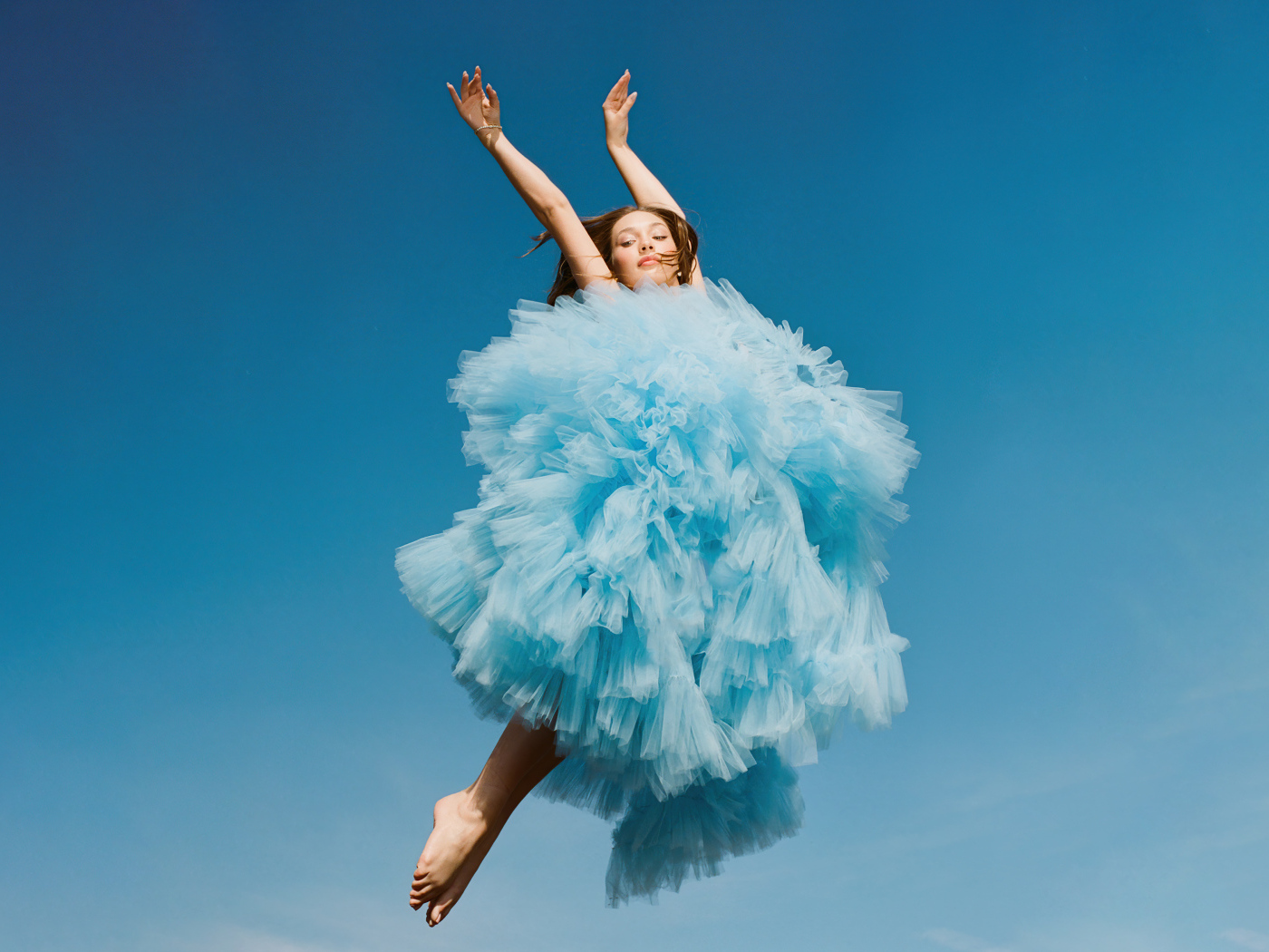 Танцовщица Мэдди Зиглер в пышном голубом платье