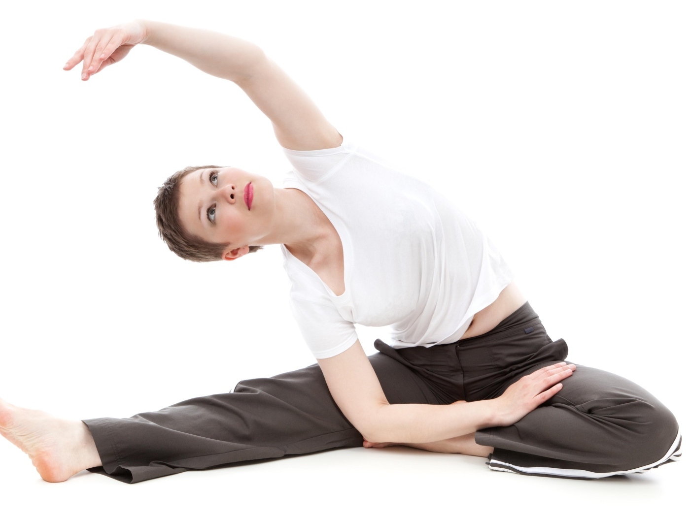 Девушка занимается йогой на белом фоне