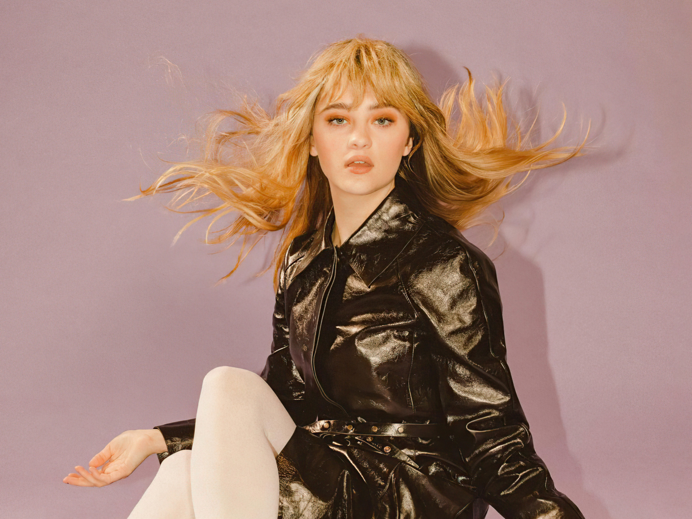 Девушка в черной куртке актриса Лиззи Грин