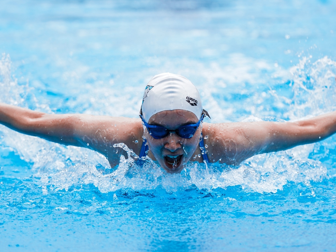 Девушка пловец в бассейне